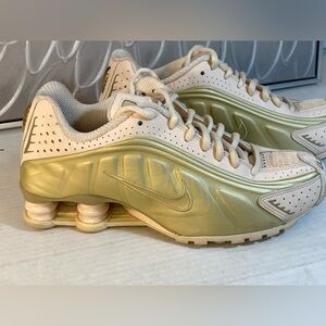 Nike Shox R4 Guava Gold woman’s size 8 sneakers excellent condition